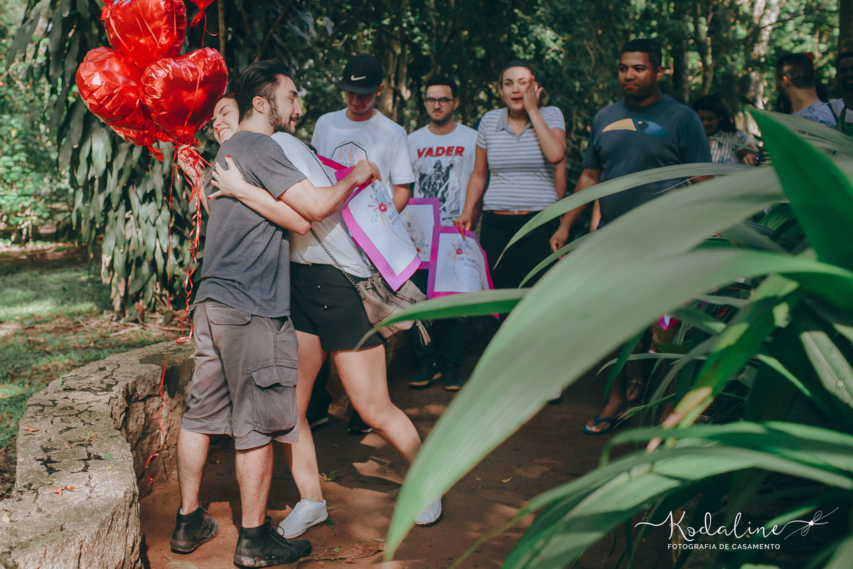 Pedido de noivado surpresa no Parque Ibirapuera em São Paulo. Noivado Surpresa. Save The Date. Noivos emocionados. Pedido de Casamento Lindo. Noiva 2019