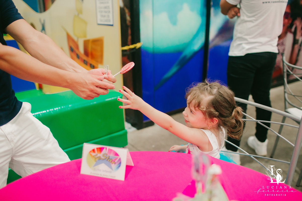 Festa de menina com tema Trolls realizada no Buffet Festar em São Roque