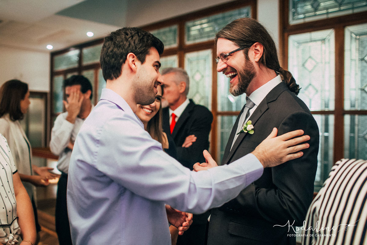 Noivo sorrindo no Bar do Alemão em Itu