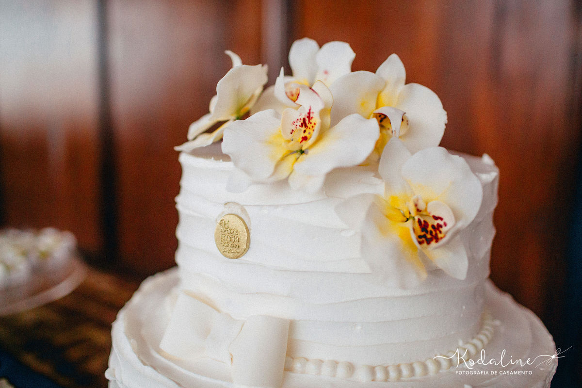 flores no bolo de casamento