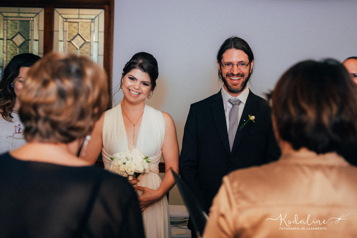 Noivos felizes após a cerimônia no Bar do Alemão em Itu