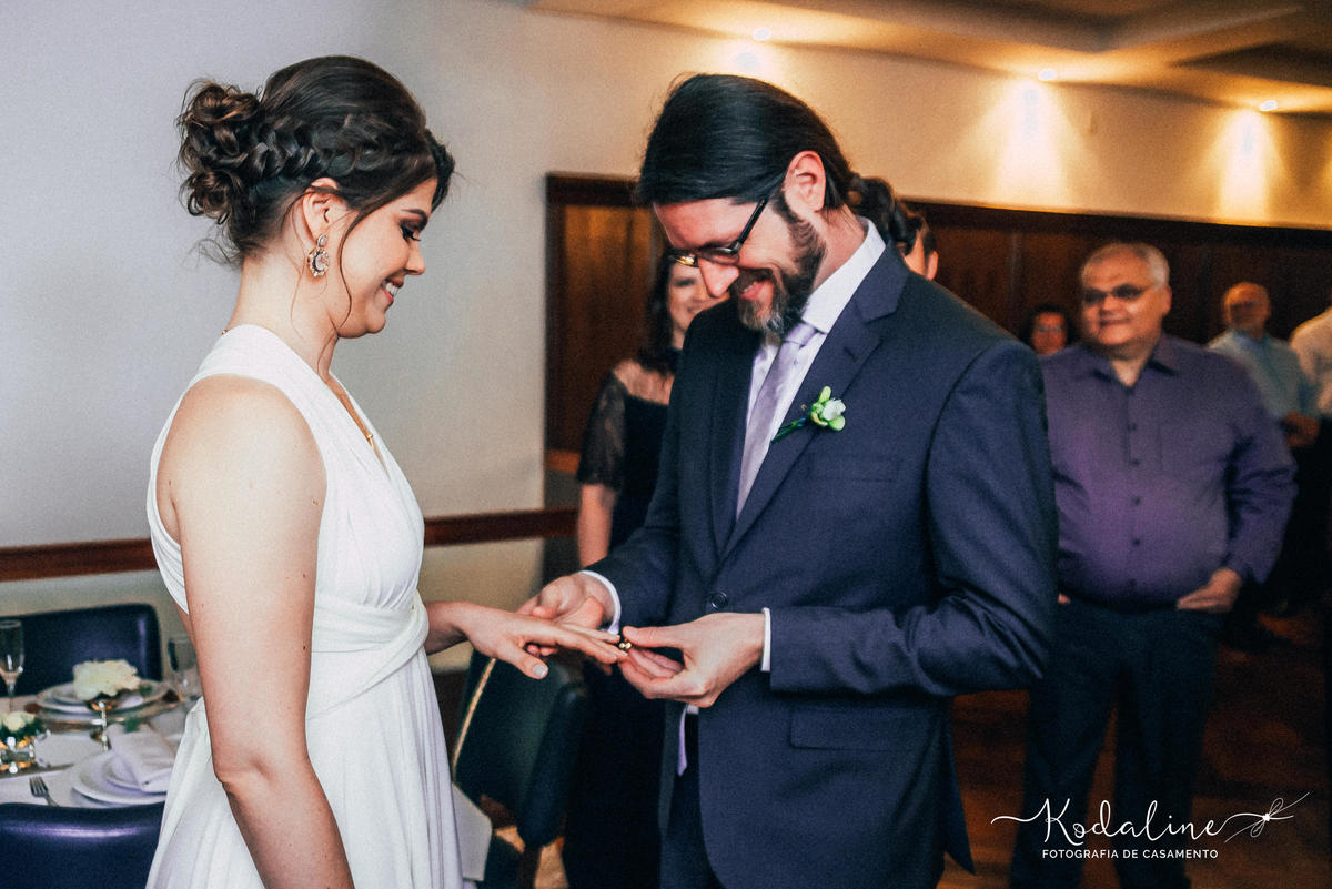 Noivo colocando a aliança no Bar do Alemão em Itu