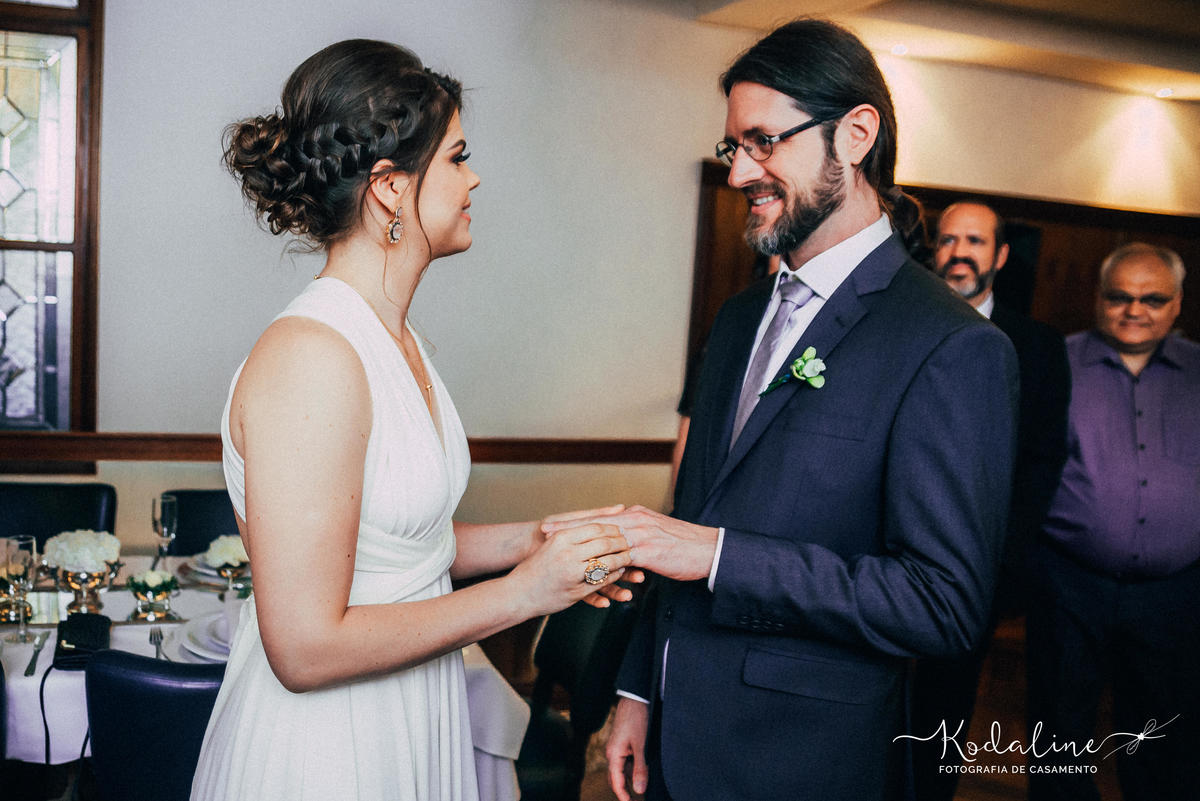 Noiva colocando a aliança no Bar do Alemão em Itu