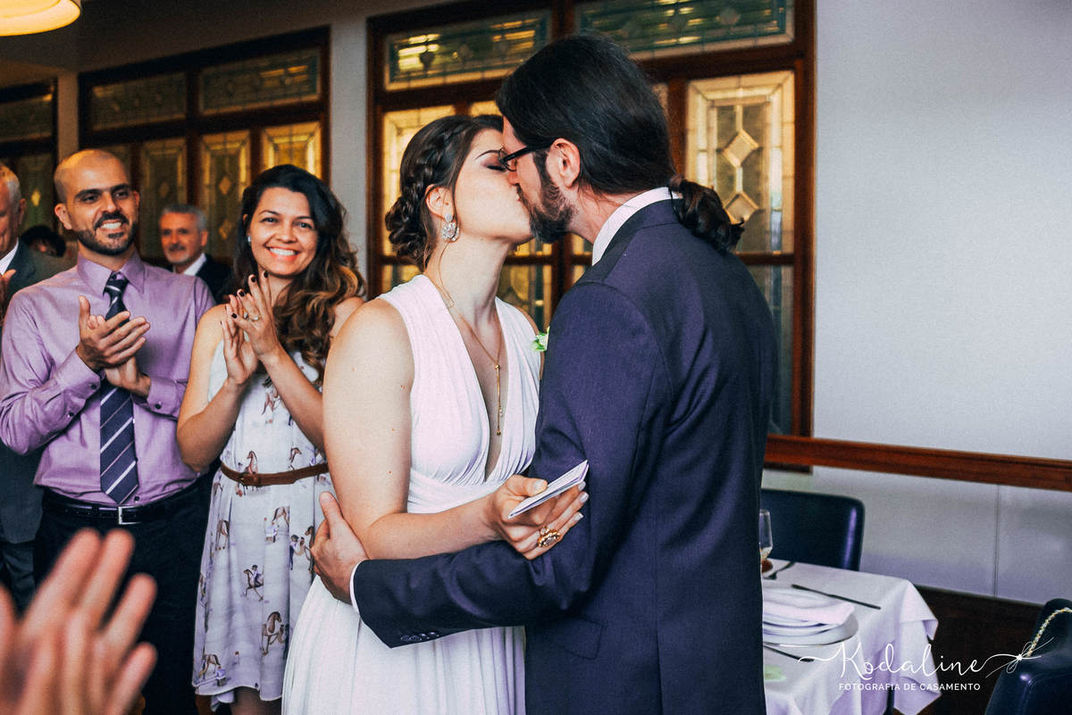 O beijo dos noivos no Bar do Alemão em Itu
