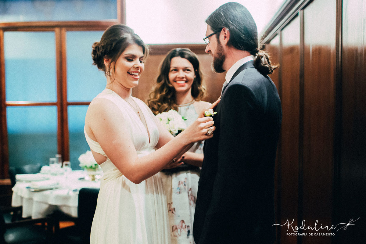 Noiva arrumando o noivo no Bar do Alemão em Itu