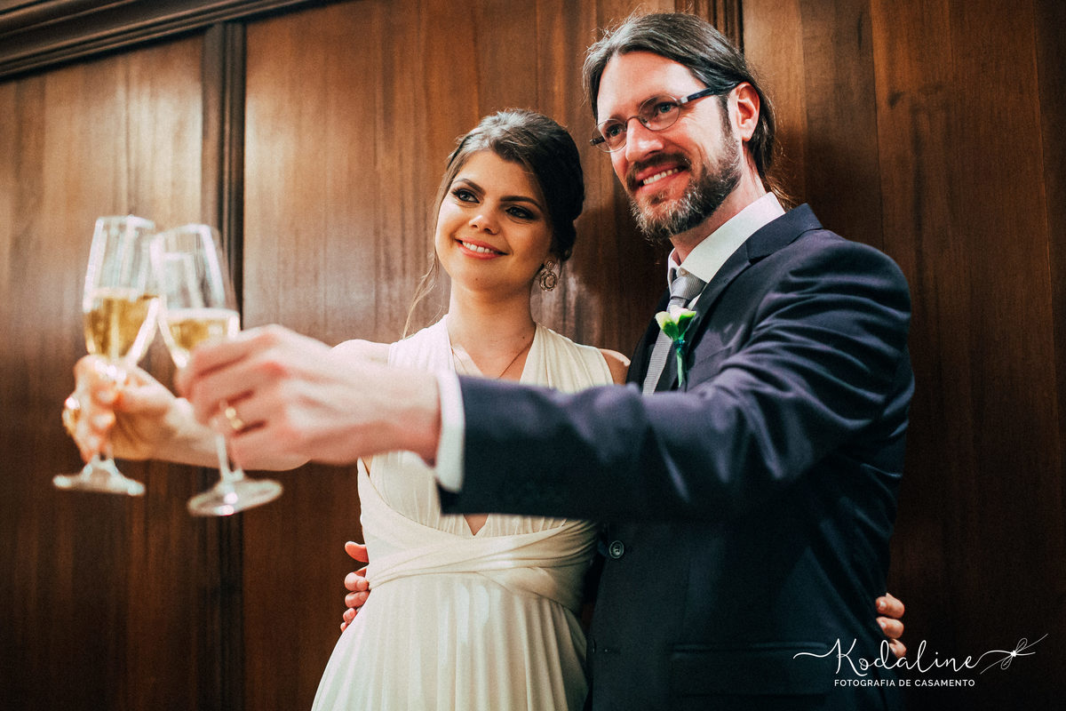 Noivos brindando no Bar do Alemão em Itu