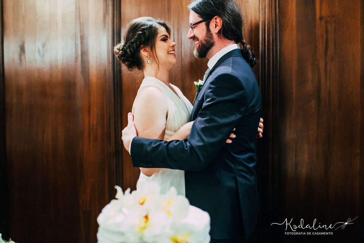 Noivos se olhando no Bar do Alemão em Itu