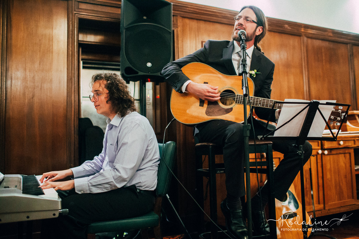 Noivo tocando violão no Bar do Alemão em Itu