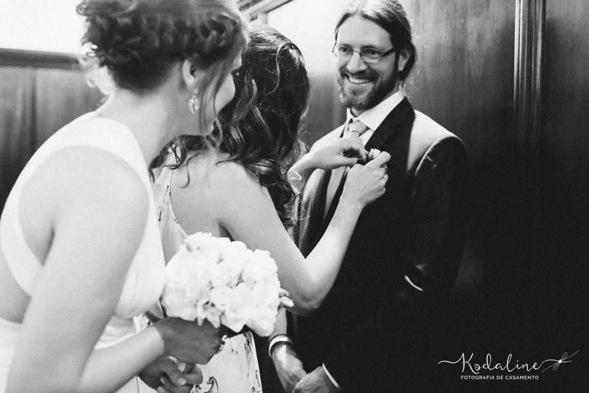 Arrumando a gravata do noivo no Bar do Alemão em Itu