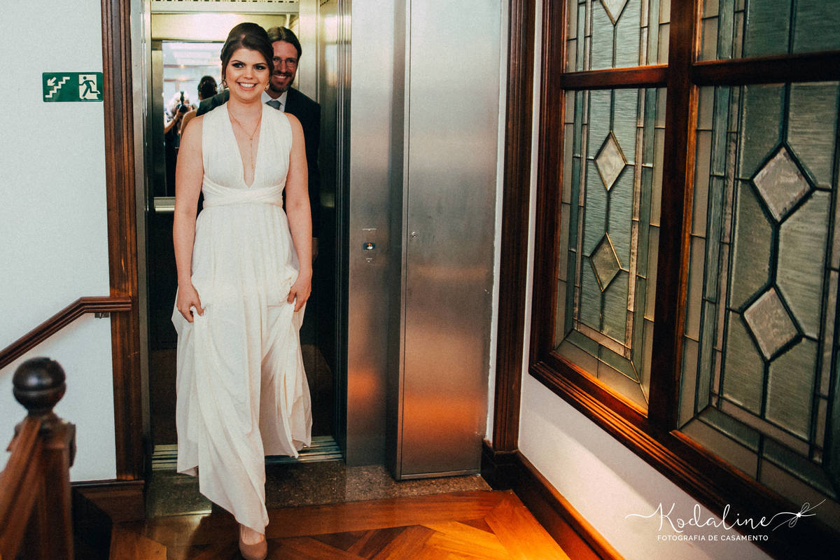 Noivos saindo do elevador no Bar do Alemão em Itu