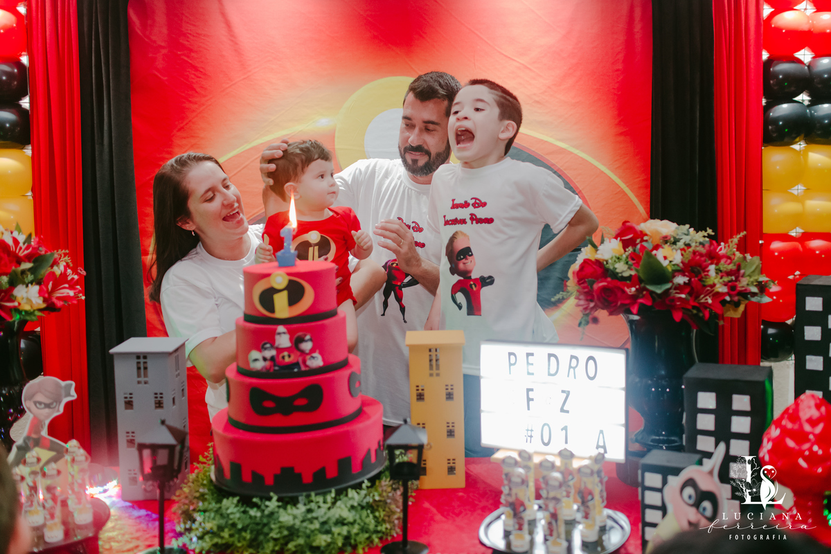 Aniversário de menino com tema Os Incríveis realizado no Buffet Ciranda na Vila em Osasco