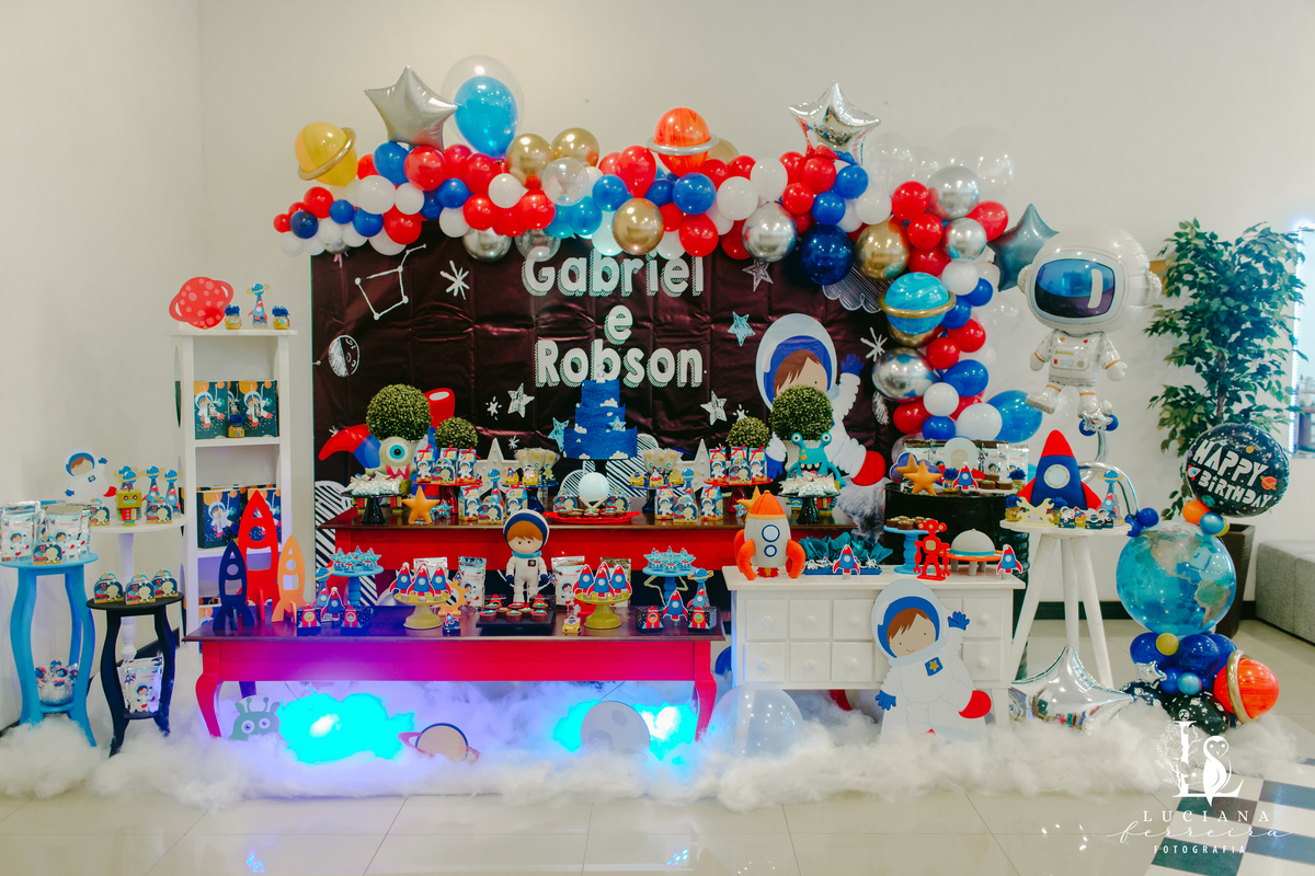 Aniversário Infantil com tema espaço sideral realizado no Buffet Estação Folia em Osasco