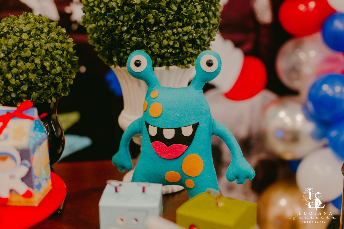 Aniversário Infantil com tema espaço sideral realizado no Buffet Estação Folia em Osasco