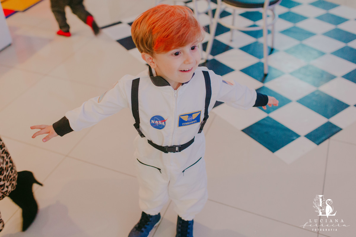 Aniversário Infantil com tema espaço sideral realizado no Buffet Estação Folia em Osasco