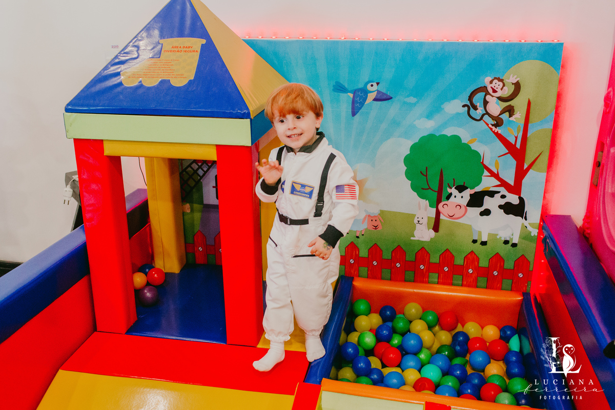 Aniversário Infantil com tema espaço sideral realizado no Buffet Estação Folia em Osasco