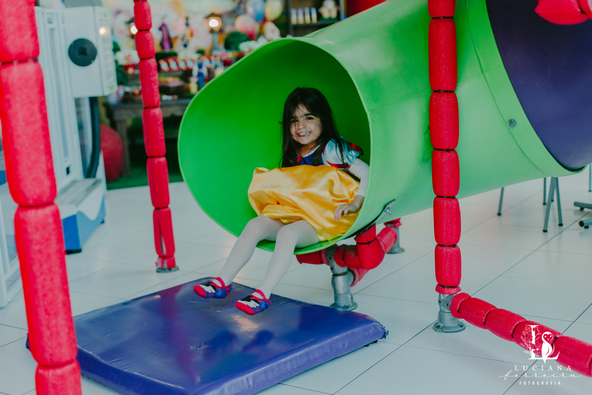 Aniversário Infantil com tema Branca de Neve no Buffet Bloop Zook, em Osasco