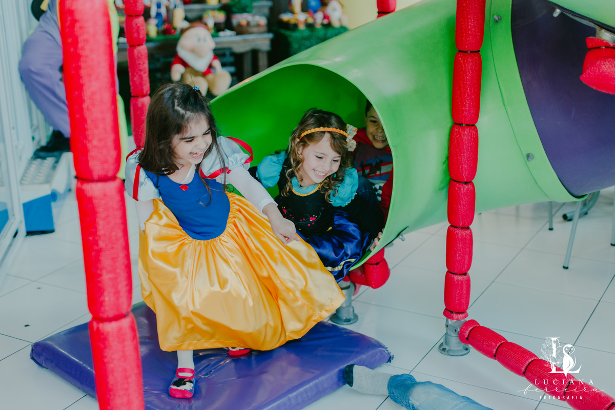 Aniversário Infantil com tema Branca de Neve no Buffet Bloop Zook, em Osasco