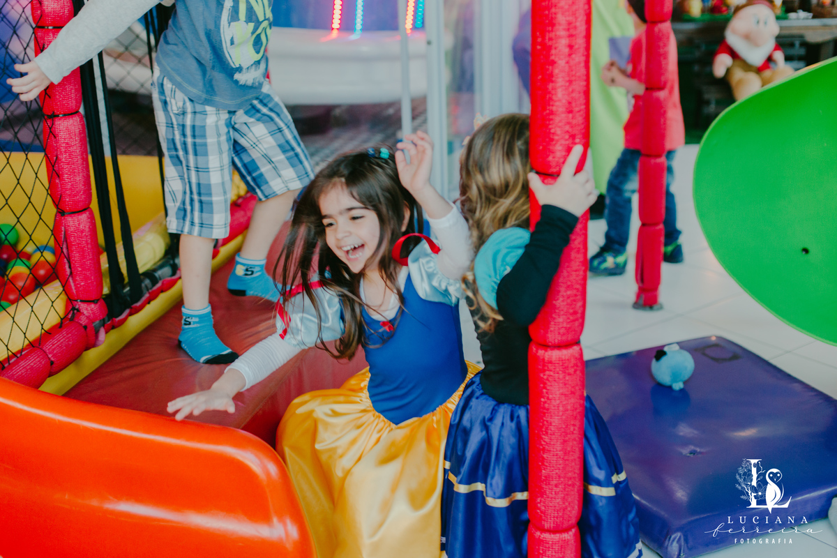 Aniversário Infantil com tema Branca de Neve no Buffet Bloop Zook, em Osasco