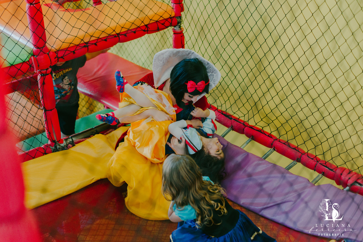 Aniversário Infantil com tema Branca de Neve no Buffet Bloop Zook, em Osasco