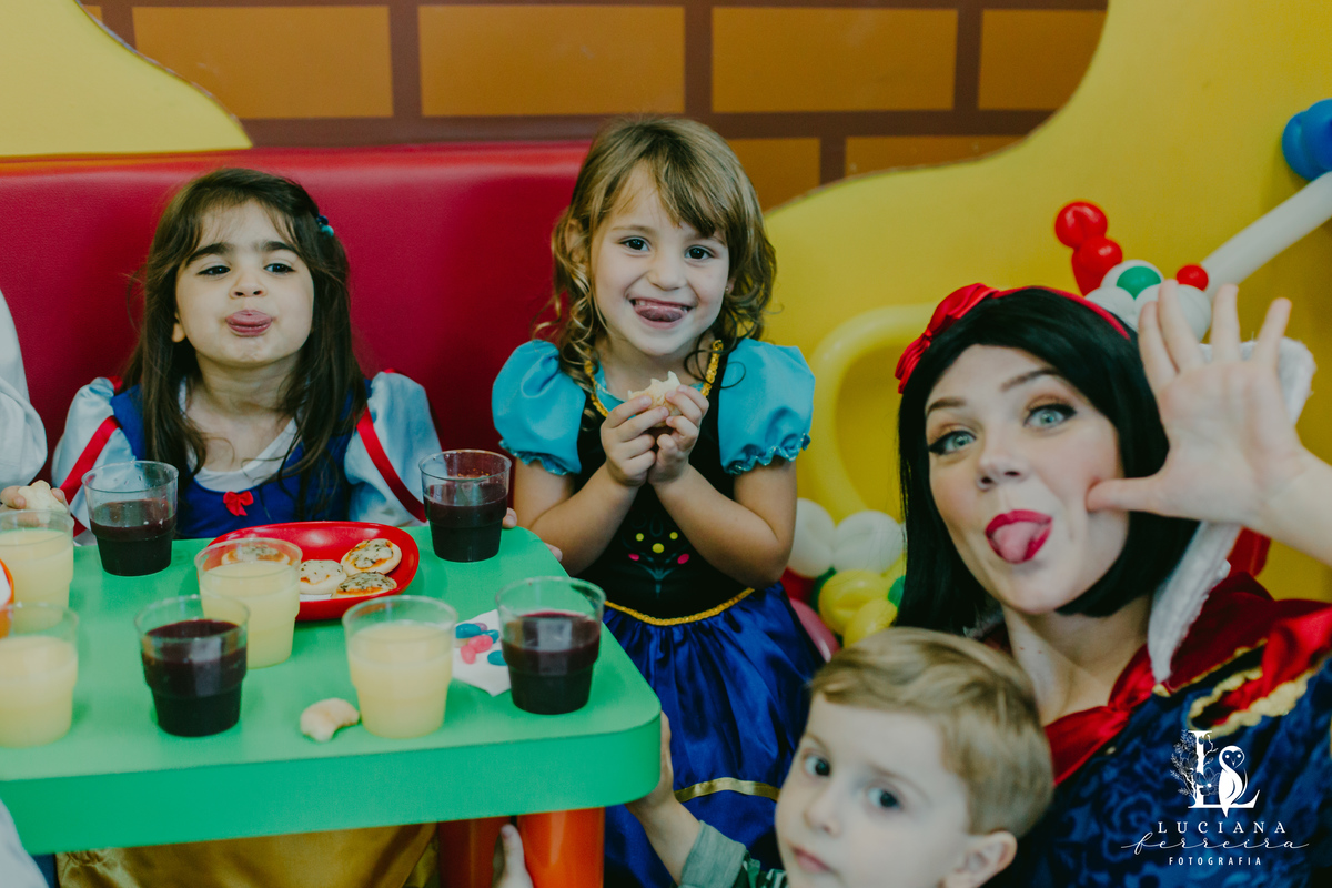 Aniversário Infantil com tema Branca de Neve no Buffet Bloop Zook, em Osasco