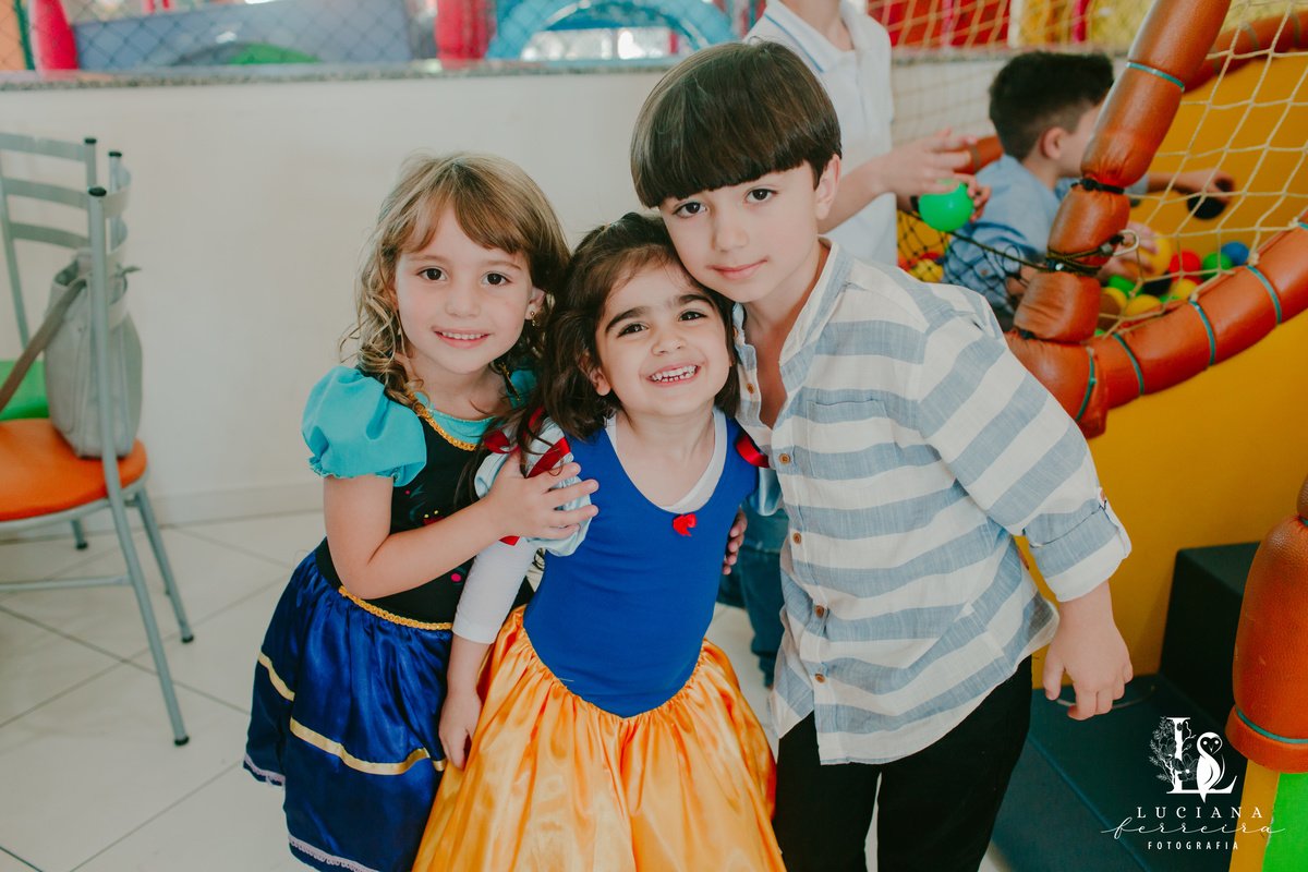 Aniversário Infantil com tema Branca de Neve no Buffet Bloop Zook, em Osasco