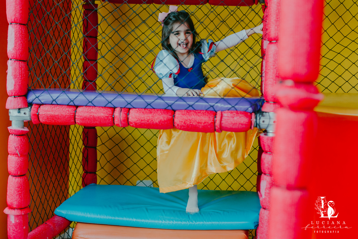 Aniversário Infantil com tema Branca de Neve no Buffet Bloop Zook, em Osasco