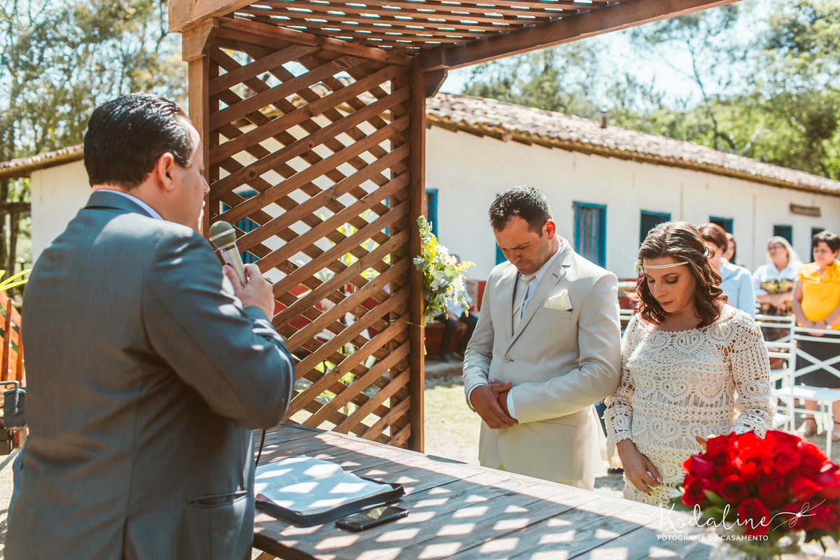 Casamento à luz do dia com decoração rústica realizado no espaço Brasil Poeira em São Roque