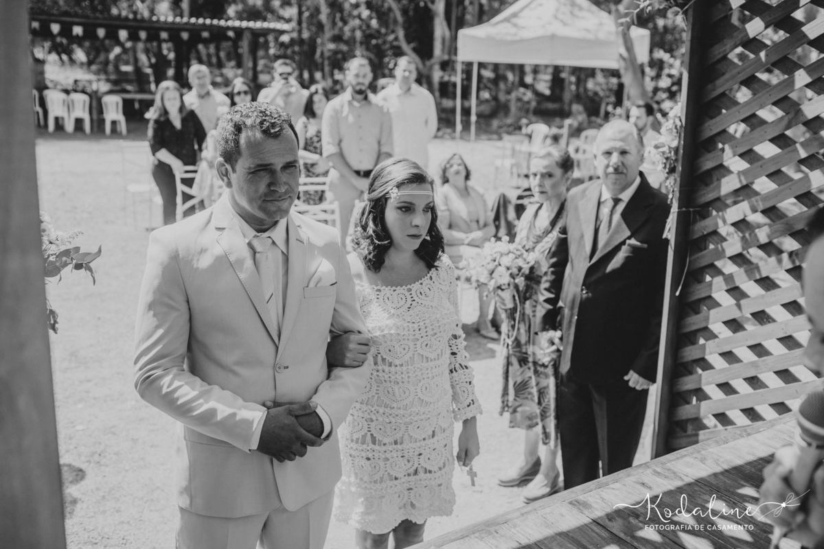 Casamento à luz do dia com decoração rústica realizado no espaço Brasil Poeira em São Roque