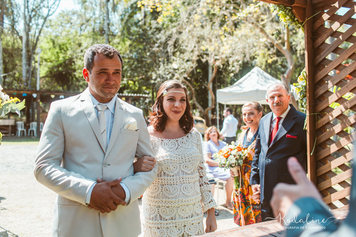 Casamento à luz do dia com decoração rústica realizado no espaço Brasil Poeira em São Roque