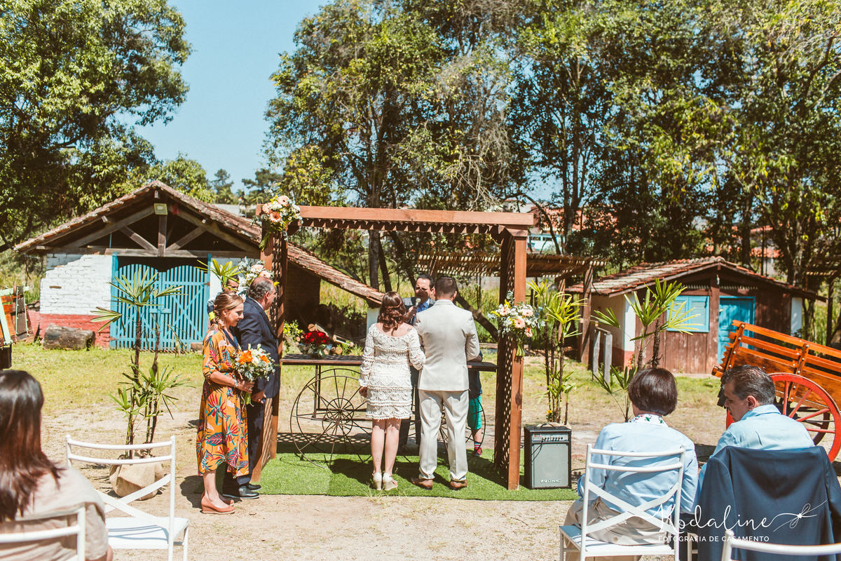 Casamento à luz do dia com decoração rústica realizado no espaço Brasil Poeira em São Roque