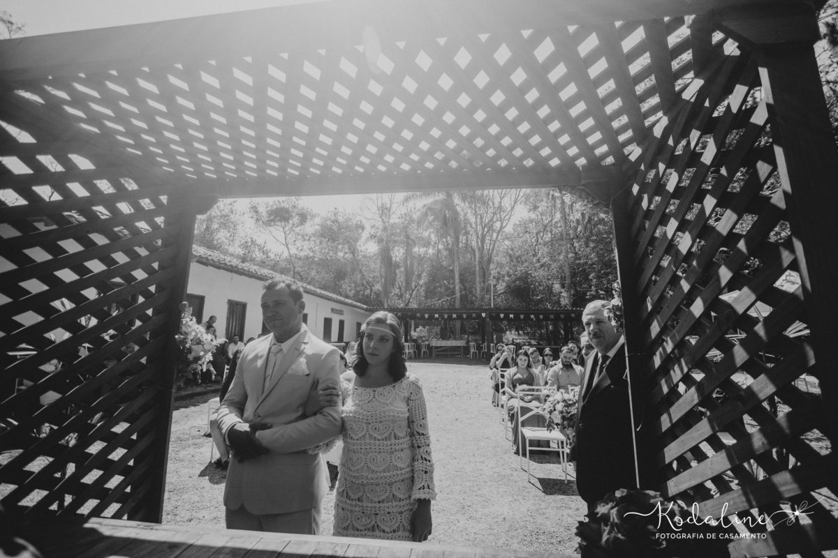 Casamento à luz do dia com decoração rústica realizado no espaço Brasil Poeira em São Roque