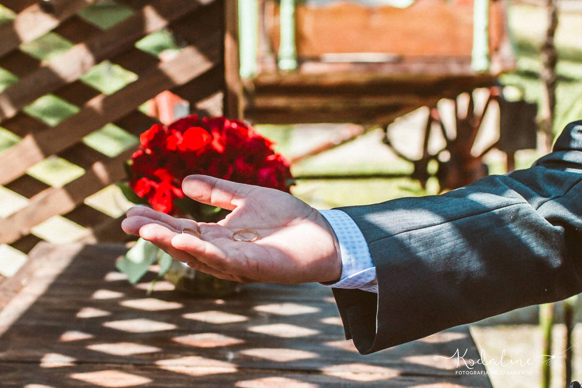 Casamento à luz do dia com decoração rústica realizado no espaço Brasil Poeira em São Roque