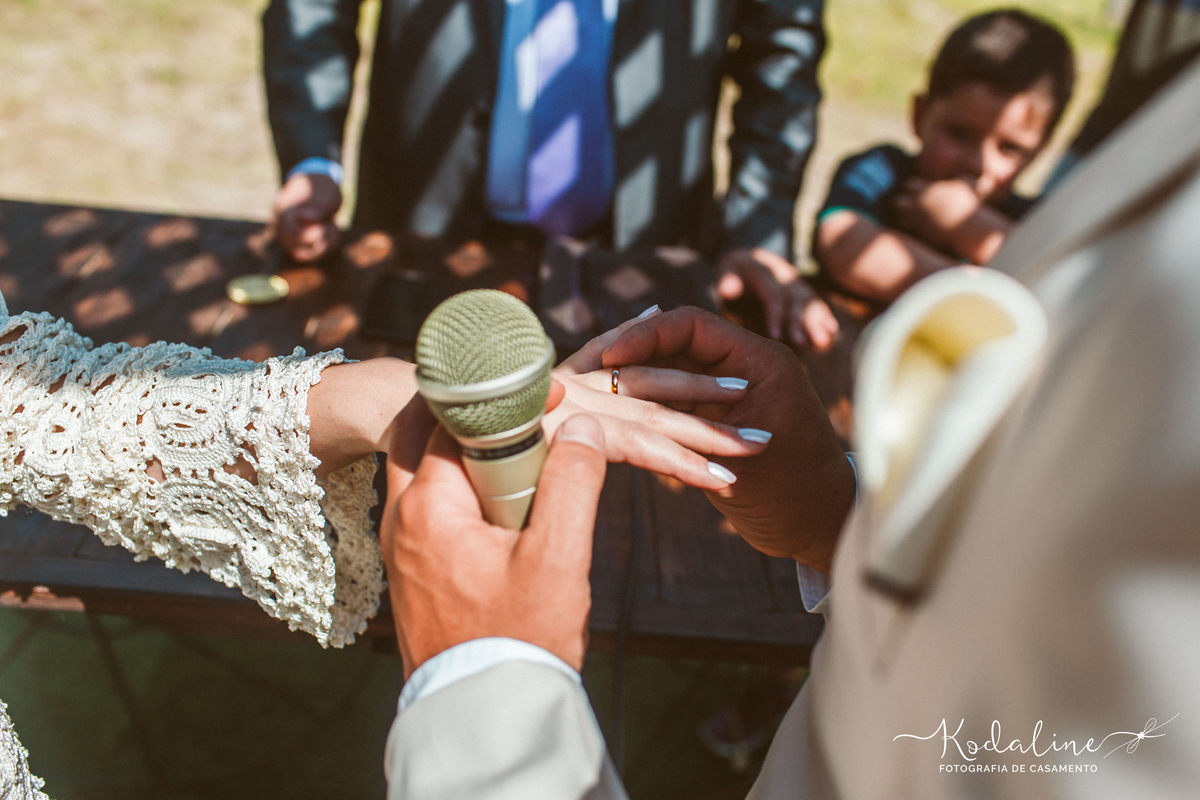 Casamento à luz do dia com decoração rústica realizado no espaço Brasil Poeira em São Roque