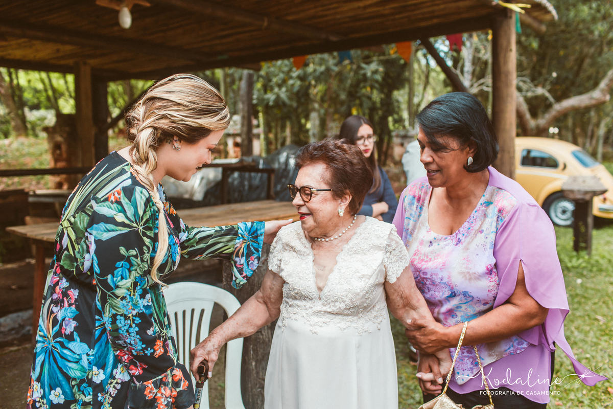 Casamento à luz do dia com decoração rústica realizado no espaço Brasil Poeira em São Roque