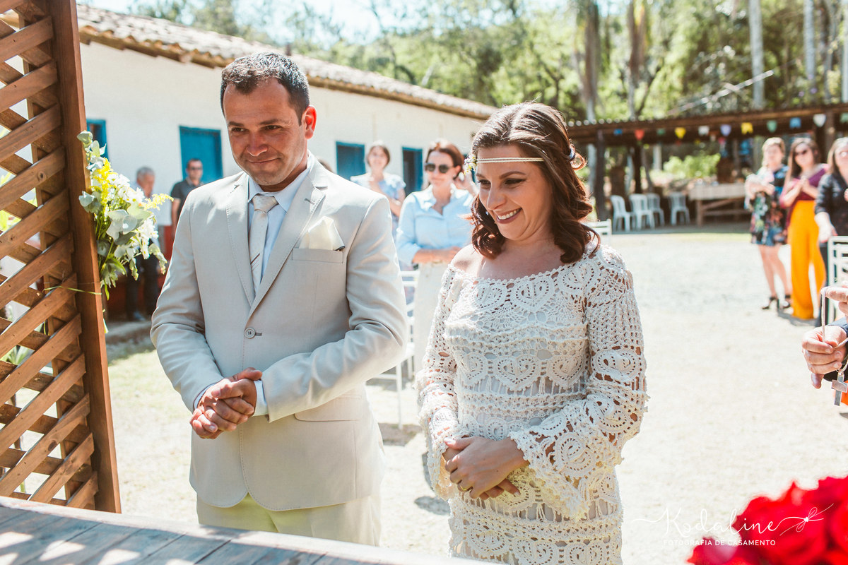 Casamento à luz do dia com decoração rústica realizado no espaço Brasil Poeira em São Roque