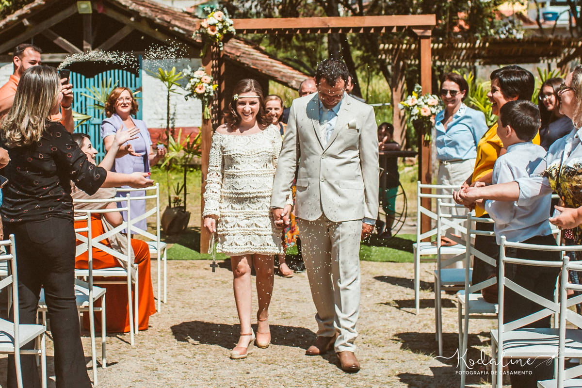 Casamento à luz do dia com decoração rústica realizado no espaço Brasil Poeira em São Roque