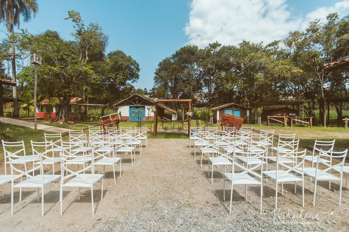 Casamento à luz do dia com decoração rústica realizado no espaço Brasil Poeira em São Roque