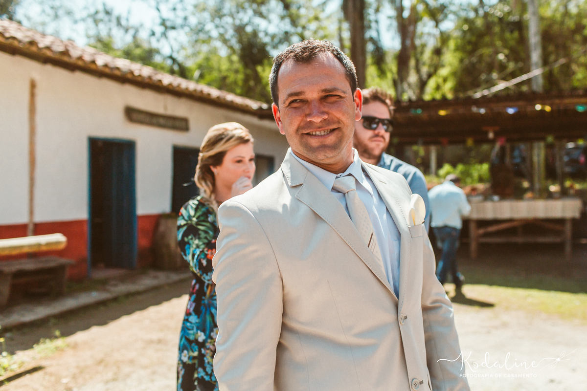 Casamento à luz do dia com decoração rústica realizado no espaço Brasil Poeira em São Roque