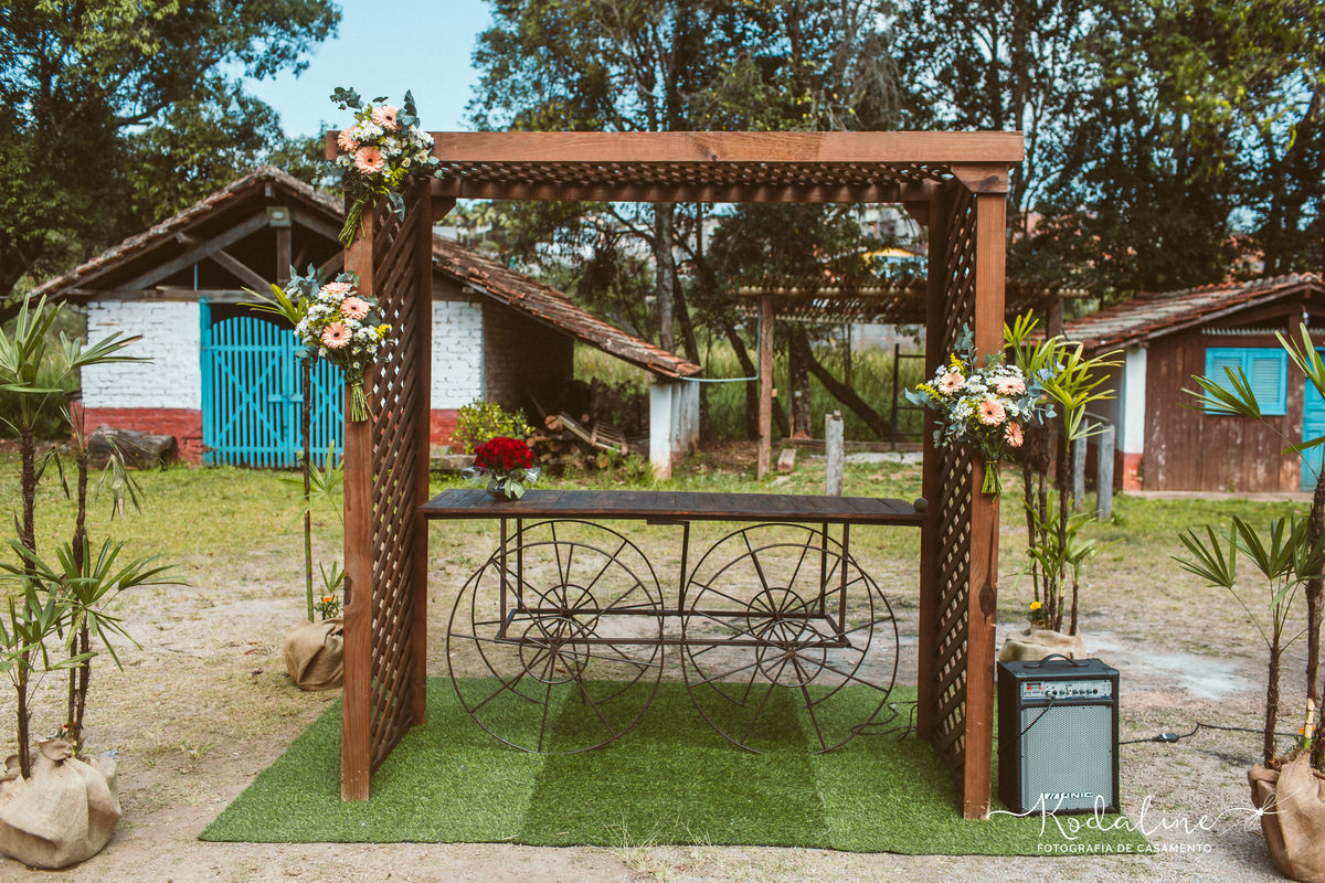 Casamento à luz do dia com decoração rústica realizado no espaço Brasil Poeira em São Roque