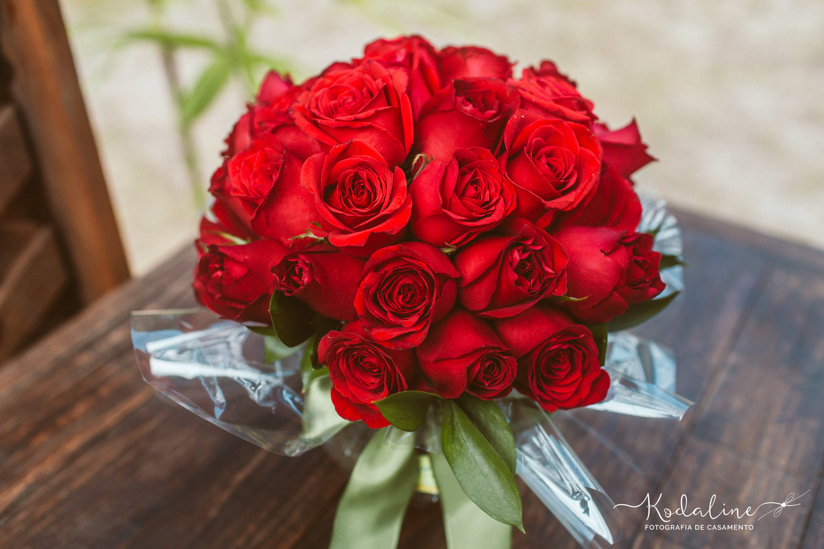 Casamento à luz do dia com decoração rústica realizado no espaço Brasil Poeira em São Roque