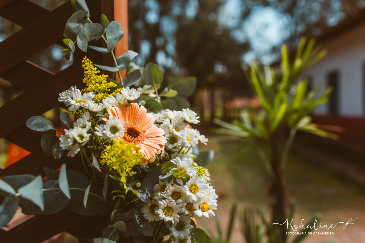 Casamento à luz do dia com decoração rústica realizado no espaço Brasil Poeira em São Roque