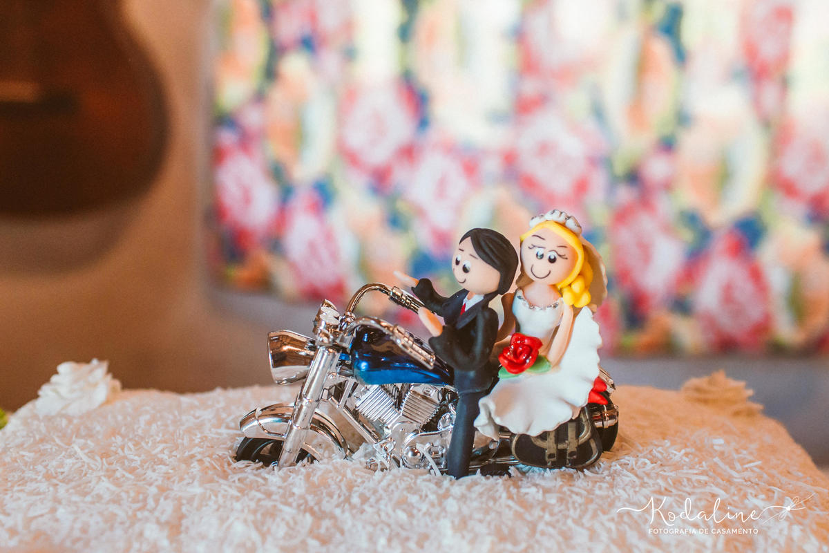 Casamento à luz do dia com decoração rústica realizado no espaço Brasil Poeira em São Roque