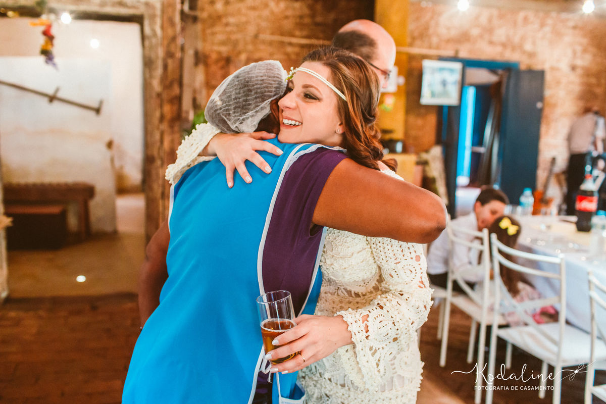 Casamento à luz do dia com decoração rústica realizado no espaço Brasil Poeira em São Roque