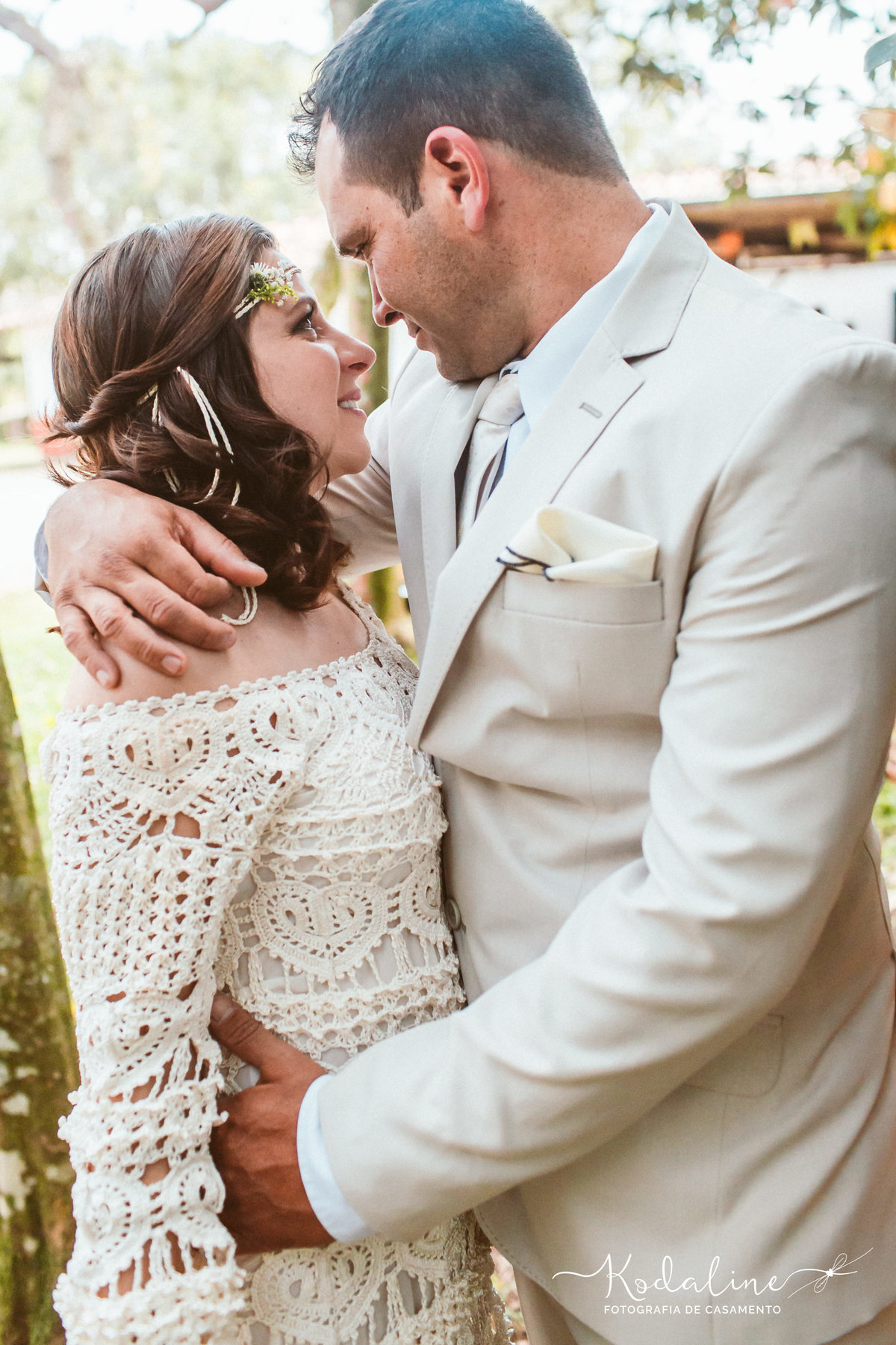 Casamento à luz do dia com decoração rústica realizado no espaço Brasil Poeira em São Roque