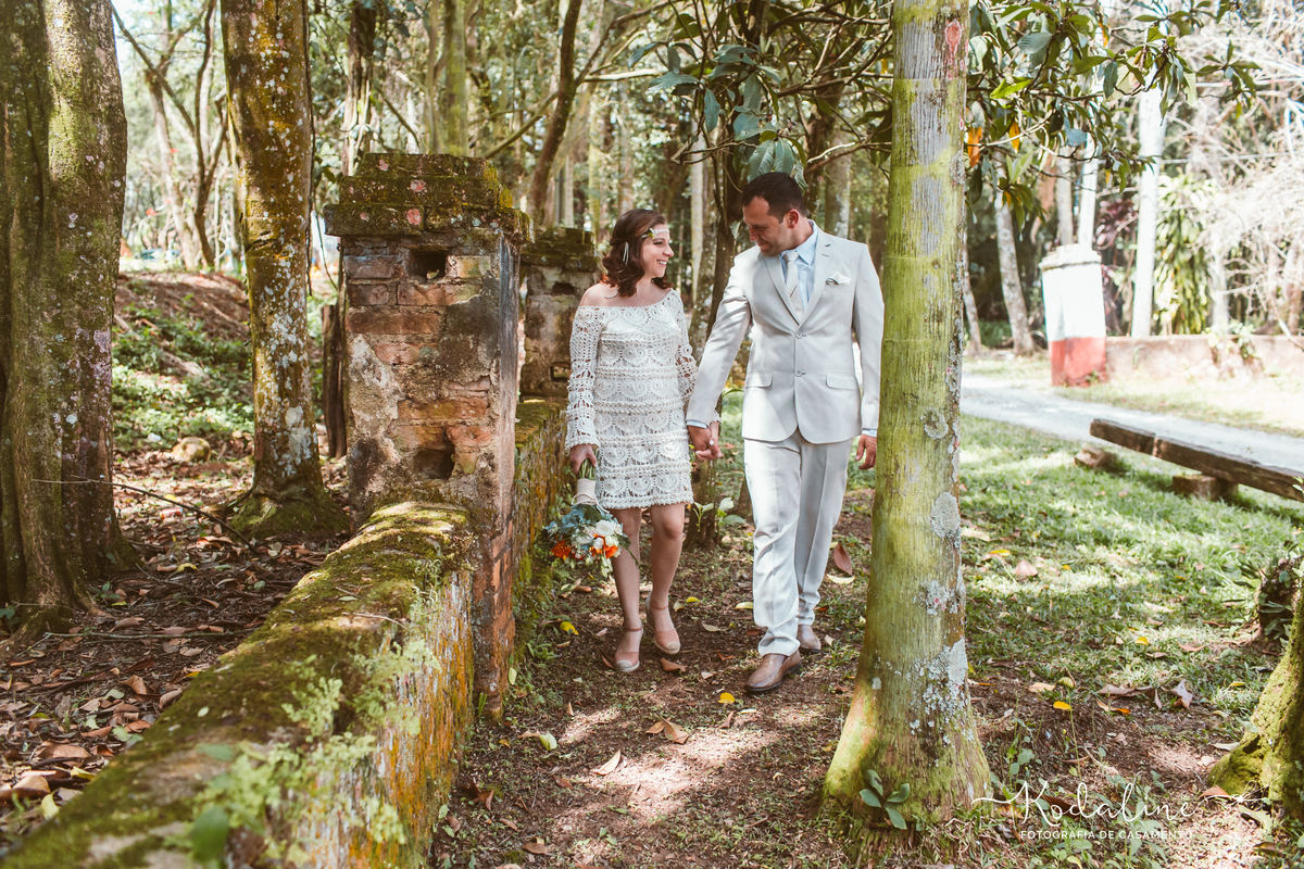 Casamento à luz do dia com decoração rústica realizado no espaço Brasil Poeira em São Roque