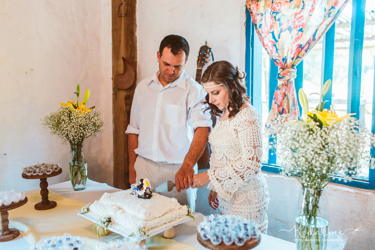 Casamento à luz do dia com decoração rústica realizado no espaço Brasil Poeira em São Roque