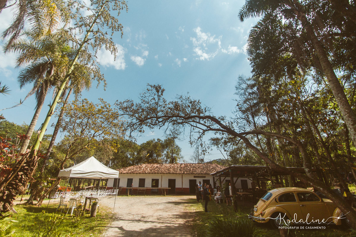 Casamento à luz do dia com decoração rústica realizado no espaço Brasil Poeira em São Roque