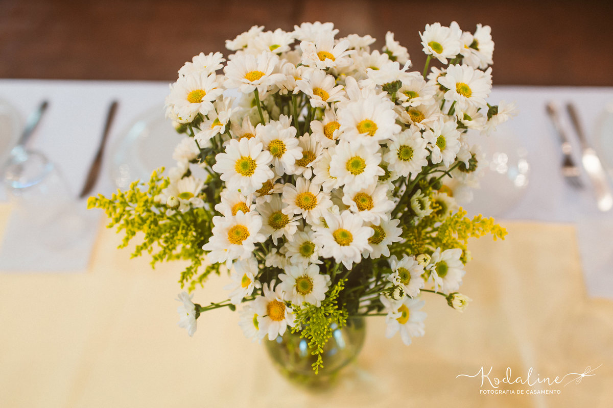 Casamento à luz do dia com decoração rústica realizado no espaço Brasil Poeira em São Roque