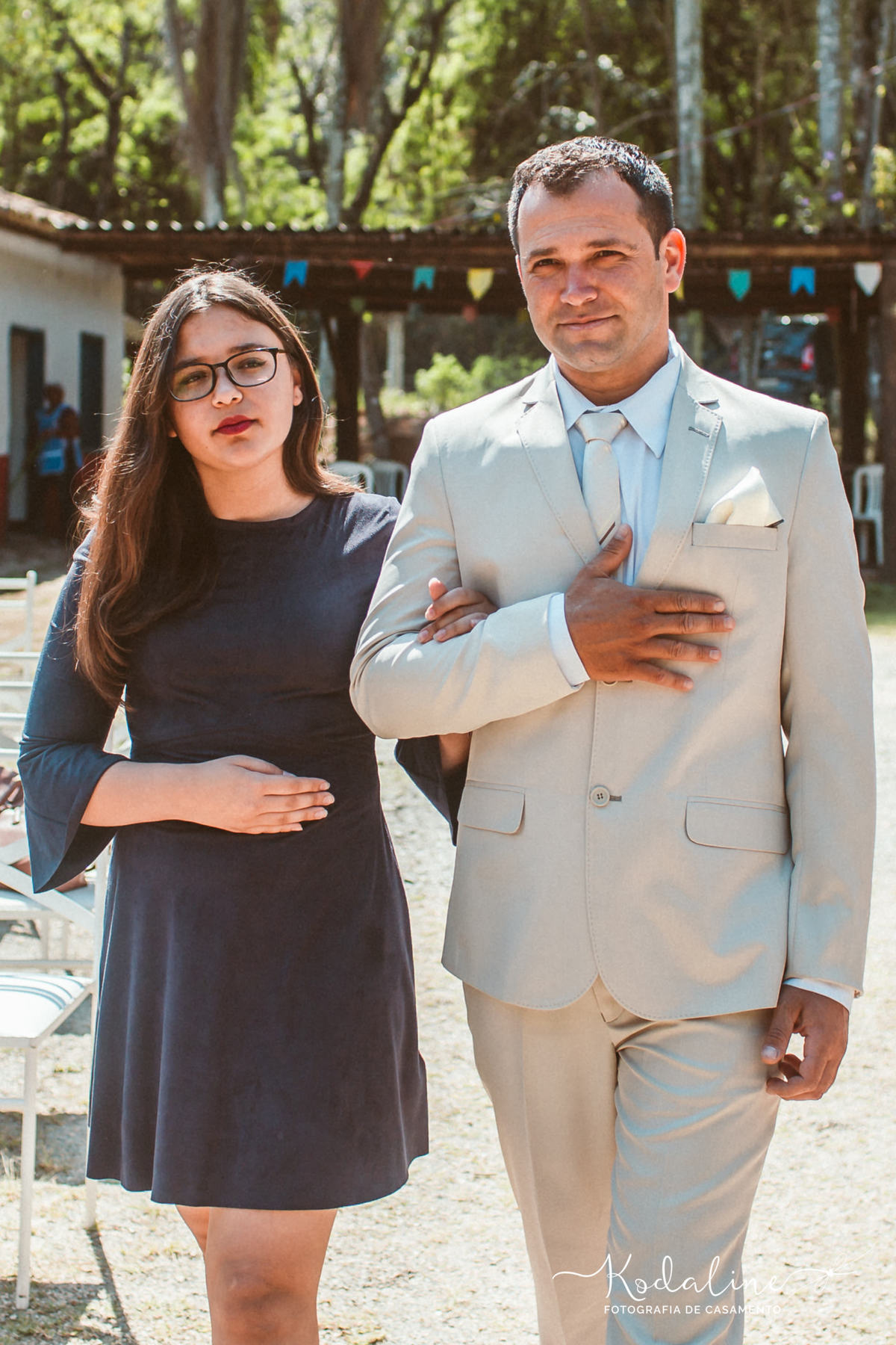Casamento à luz do dia com decoração rústica realizado no espaço Brasil Poeira em São Roque