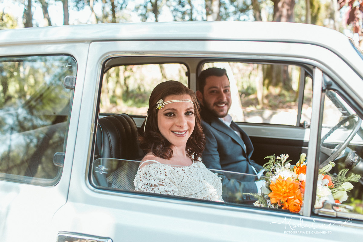 Casamento à luz do dia com decoração rústica realizado no espaço Brasil Poeira em São Roque